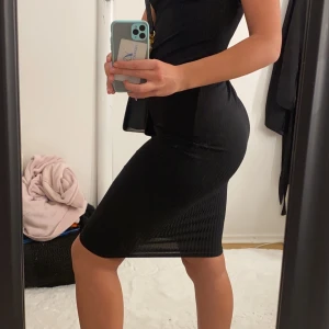 RIBBAD KLÄNNING - XS/S - Svart ribbad klänning. Finns även i vinröd. Lite genomskinlig, vilket jag försöker visa på bild 1. Passar både XS och S men om man vill att den ska sitta tajt passar S bäst. Går ner till knäna på mig och jag är 167cm. 