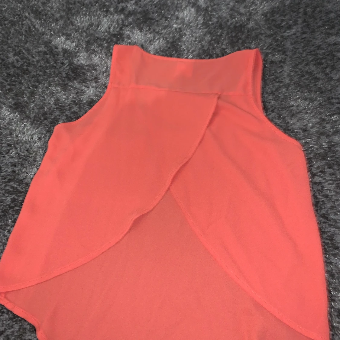 Ett fint korallfärgat tunt linne. - 91