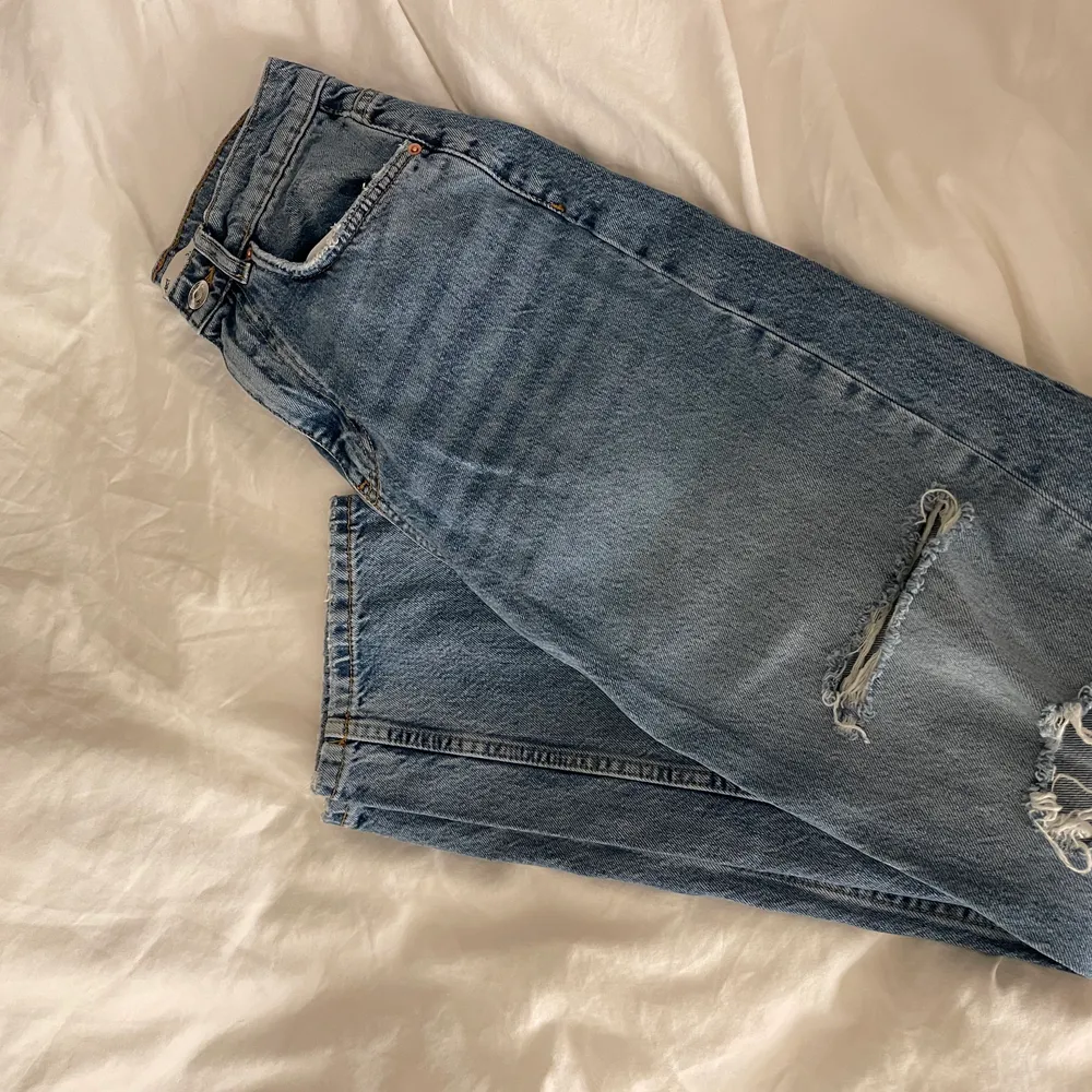 Storlek 34- bra skick- använda 2gånger-ny pris 599kr. Jeans & Byxor.