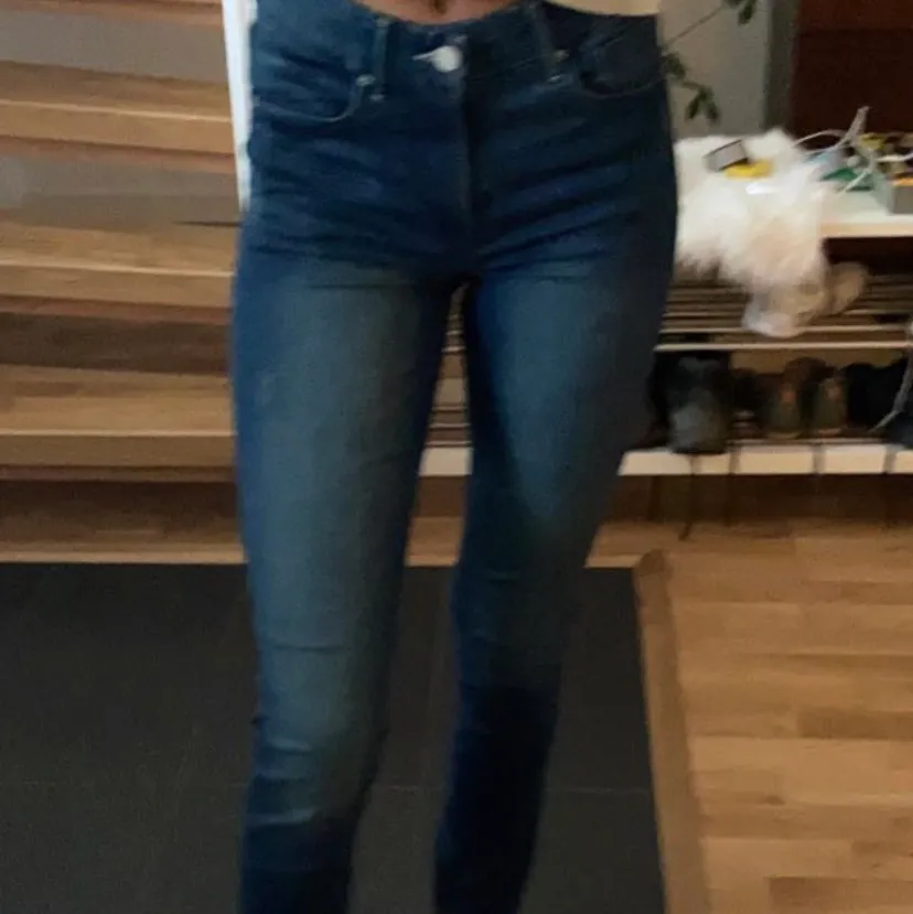 Super fina blå jeans från H&M. Dom passar perfekt på mig som är 167 cm. Dom har lite slitningar på vänster lår. Nypris 250.💕. Jeans & Byxor.