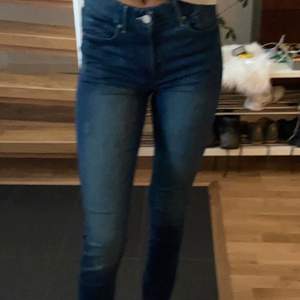 Super fina blå jeans från H&M. Dom passar perfekt på mig som är 167 cm. Dom har lite slitningar på vänster lår. Nypris 250.💕