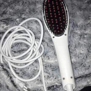 Elektronisk hårborste  - Hårborste som gör håret mycket fräschare och sliter inte alls mycket på håret!