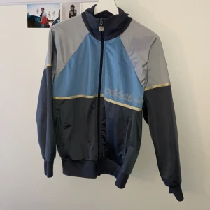 Cool adidas jacka - Kofta/jacka så snygg köpt secondhand i London. Mini fläck fram kan skicka bild vid intresse 