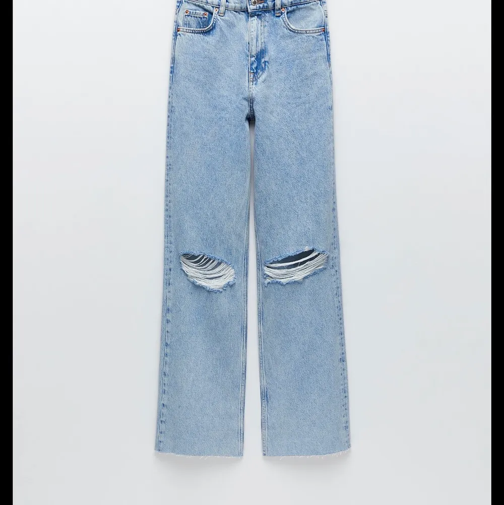 Säljer mina wide jeans med hål från zara! Köptes för 399kr och är helt slutsålda på hemsidan. Budgivningen avslutas på söndag 17/1 . LEDANDE BUD: 250kr+ frakt! . Jeans & Byxor.