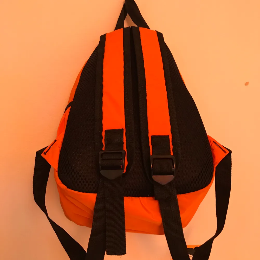 En mini Adidas ryggsäck i neonorange färg. Ingen aning om det är fejk eller äkta. Använd 1 gång och är så gott som ny. Säljer för 90kr + frakt🧡🧡 Priset går att diskuteras.. Väskor.