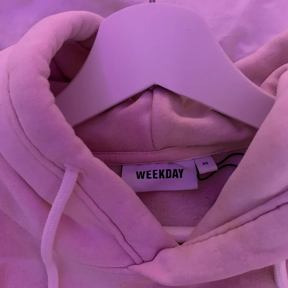 Weekday hoodie med Tie Dye print. Hoodies.
