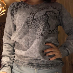 fin grå sweatshirt  - väldigt skönt tyg med fin tryck 