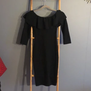 Tajt zara klänning - Figursydd Klänning från zara med trekvartslång arm och volang runt halsen. Djupare urringning där bak. Går att ha offsholder om man vill. Jätte fin och i bra skick. 