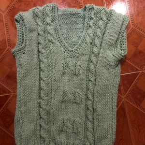 Ljusgrön stickad väst  - Tillverkas för dig i Stockholm! Detta är en handgjord väst i storlek M. Om man vill ha den lite oversized rekommenderar vi att någon som är en S använder den. Om man vill ha den tightare funkar M. Vi tar även beställningar om din storlek inte finns