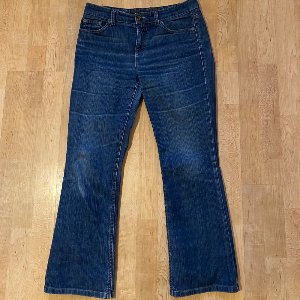 Jag säljer ett par vintage Tommy Hilfiger flare jeans i mycket bra kvalitet. De är lågmidjade och mörkblå. Jag säljer dem för att dem inte passar mig i storleken längre. De är ganska stora i storleken, eftersom att den är i storlek 36 passar den för folk i storlek 38. Budgivningen startar på 100 kr men kan köpas direkt för 300 kr. Köparen står för frakten 66kr.. Jeans & Byxor.
