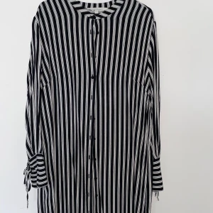 Randig lång tröja - En tröja från KappAhl, storlek XL, oversized, har använt den ett par gånger, Är ungefär ett år gammal.