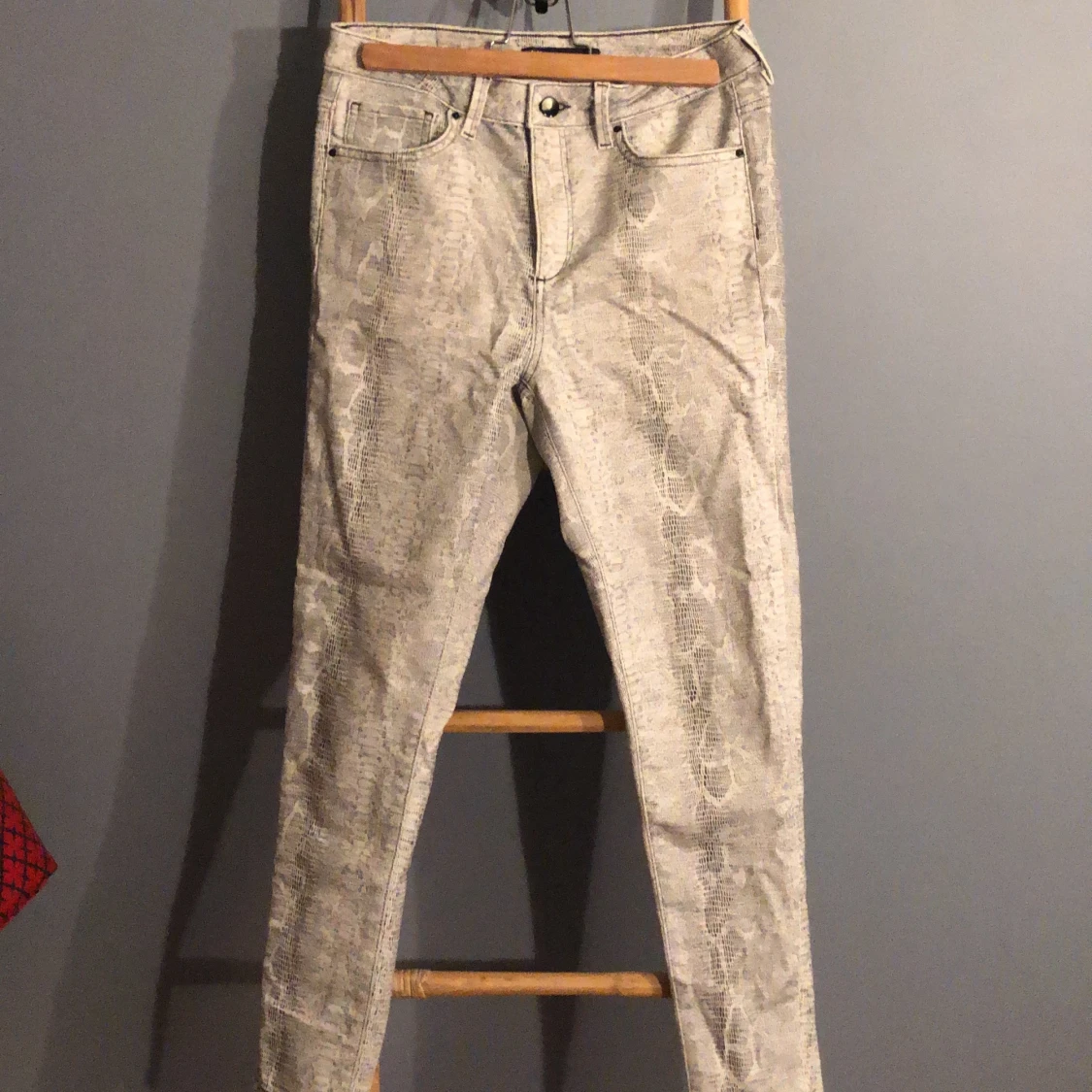 Zara ljusa snake skin byxor