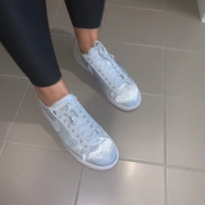 NIKE sneakers i silver stl 41 - SuperSnygga sneakers i stl 41