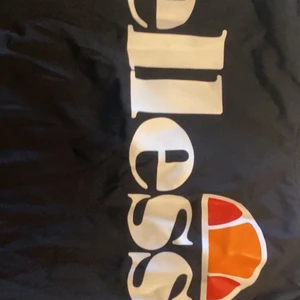 Ellese baddräkt  - En svart ellese baddräkt som jag aldrig använt pga den är för liten så i nyskick! Nypris 299. 