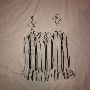 Gullig topp - Randig topp med volang. Köpt från H&M i strl 42. Säljer för 50 + frakten :)