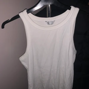 Linne - Populärt vanligt vitt line från Cubus! Sitter lite löst på mig som är en 36 i vanliga fall men väldigt skön kvalite. Pris 40 kr + frakt✨🤍