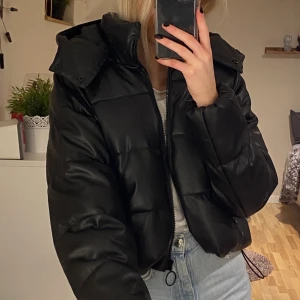 Jacka i fake läder - Intressekoll. Funderar på och sälja min PU-jacka. Avtagbar luva och inte mycket använd. 