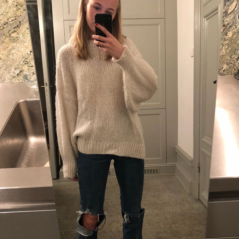 Ännu en otroligt snygg stickad tröja! Sjukt mysig och perfekt oversized. Köptes på Zara för nått år sedan men har änvänts snålt och är därför fortfarande i bra skick! Storleken är S men med tanke på att den är oversized passar den nog de flesta! Pris kan diskuteras!. Stickat.