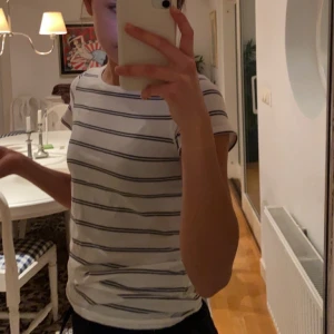 T-shirt  - Säljer denna randiga t-shirt. Säljer för den inte är min stil. 