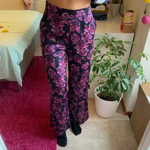 NAKD byxor strl S - Kommer aldrig till användning. Snygga till vardags som till fest. Säljes för 150kr (inkl. frakt) 