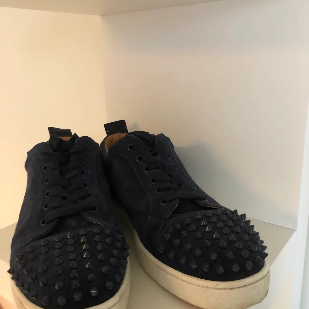 Nästan helt oanvända Louboutins för ett väldigt bra pris! Skorna är överproducerade/felgjorda. Det är när skorna är tillverkade i samma fabrik men dem gjort fler exemplar av skorna en vad som skulle göras! . Skor.