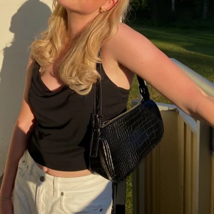 Baguette väska  - Så så fin väska ifrån Gina Tricot! Säljer pga att ja inte andvänder denna mera men den är i toppskick!✌🏼köpten står för frakt😆