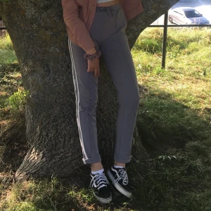 Kostymbyxor - Säljer dessa kostymbyxor/mjukisbyxor från bikbok då jag inte längre använder dem. Byxorna är använda några gånger och på ett ställe har sömmen gått upp som man ser på andra bilden och det finns även två små hål som man ser på sista bilden, men det är inget man lägger märke till och annars är byxorna i bra skick. 