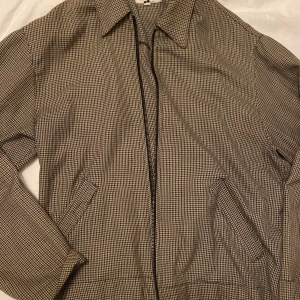 Lätt oversized jacka - Brun/grönt mönster, mjukt tyg och lätt att styla. Köpt secondhand för ett tag sen.