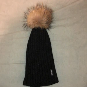 Äkta Hollies mössa - Äkta hollies mössa köpt på barkarby gör några år sedan. One size. Super fint skick, Köpte den för 500 när den var mer ”inne”. Nypris på Johnells är 399kr. Inte skadad i pälsen och använd en hel vinter för 1-2år sedan, men sparsamt använd. Säljes pga att det inte är min stil längre.  