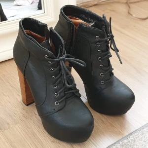 Svarta pumps  - Fina pumps som använts nån enstaka gång, har ett litet märke som syns på sista bilden. Annars är dem i bra skick. Storlek 37. Säljer för 100 kr, köpare står för frakt ❤️ 