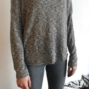 Tunn stickad tröja med knappar bak - Storlek xs, köpt på bikbok 🌟