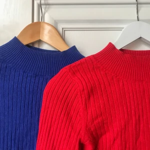 Croppad, långärmad polotröja - Långärmade tröjor i klarblå och röd. Köpta på Topshop och i bra skick. Tighta i passformen. Kan köpas tillsammans eller var för sig, 40kr styck (pris kan diskuteras). Den blåa är såld 