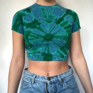 Tie-dye Babytee - Tie-dye babytee i blå och grön färg. Passar underbart till jeans. Inga defekter. Kom privat för mer information eller om vill köpa. Köpare betalar frakt. Uppvikt på första bilden. Visas på en s. Ej tight i armhålorna! Högsta bud 250kr. Avslutas 9/1-21 13:00 