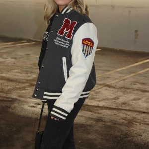 Varsity jacka  - Vintage varsity jacka köpt på en vintage butik i Göteborg för 900. Ena fickans kant är lite sliten men inga andra defekter! Den är i XL men sitter oversize på mig som har S!Skriv ett meddelande för fler bilder eller frågor.         Buda från 700 i kommentarerna. Högsta bud: 1000!!