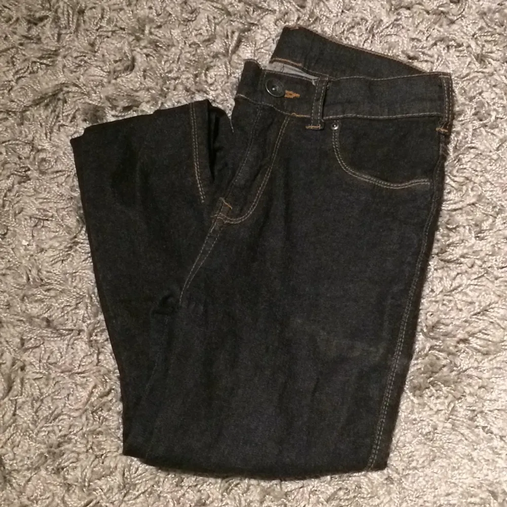 ett par mörka dr demin jeans från carlings. säljes pga för stora för mig. använda ett fåtal gånger. priset när dom köptes var 399:-

betala gärna med swish!

pris + frakt 

Lämnar gärna i Örebro, Askersund eller Hallsberg

. Jeans & Byxor.