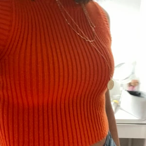 Zara topp - Så snygg topp från zara i en röd orange färg, använder inte längre för den har blivit för liten❤️säljer för 90kr köpte den för 300kr