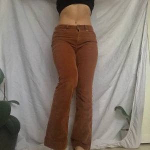 Manchesterbyxor - Midrise manchesterbyxor i en orange/brun färg! Jag när storlek m och är 168cm för referens. De mår ner i marken på mig. Något stretchiga. Gott second hand skick. Skriv privat vid frågor/intresse. Köpare står för frakt. Högsta bud 200kr exklusive frakt. Avslutas 17/1 22:00