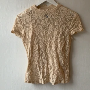 Spetsig tröja - En ljus rosa spetsig tröja från zara i storlek M. Säljes för 40kr+ frakt