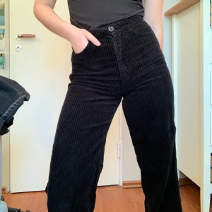 Manchester byxor  - Jätte coola svarta manchesterbyxor. Väldigt svarta i färgen och gör loocken lite roligare en bara svarta jeans. Dem är raka och lite utsvängda. Dem har inga fickor där bak och har inga hylsor för skärp. Säljer pga att dem inte är min stil och hoppas dem kan komma att uppskattas av någon annan😎