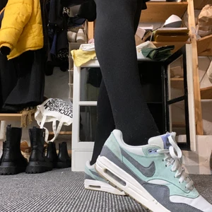 Nike Air Max - Jättefina mintgröna och gråa air max, väl använda men inte allt för slitna! Änden på skosnörerna är slitna och av på en, men det kan man lätt byta ut! 🤍