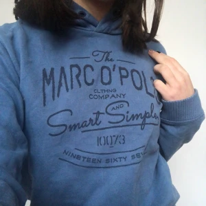 Blå hoodie - Blå hoodie med tryck! Barnstorlek men passar bra på mig med storlek s. Kom privat vid intresse! Köpare betalar frakt 