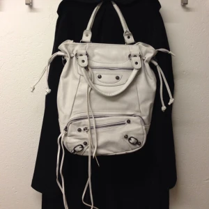 Vit påse, köpt i ASOS. - Vit väska, köpt i ASOS.