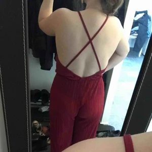  - Röd byxdress från Missäy. Storlek S. Oanvänd.