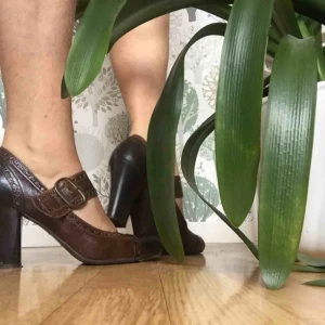  - Ett par vackra, reko, klackskor. Använda 2 gånger, köpta på stadsmissionen. Skorna är i mycket fint skick och passar för ett par fötter i storlek 38.