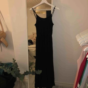  - Svart långklänning, bra skick, säljer pga för liten