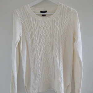  - Stickad Vit Tröja i storlek XS. Använd ett fåtal gånger och är i ett väldigt gott skick! 