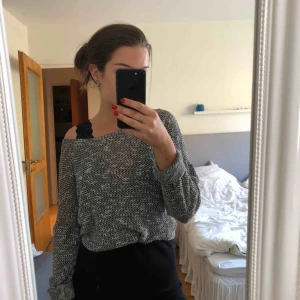  - Ganska tunn stickad tröja. Köparen står för frakten.