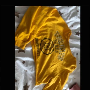  - En kort tröja från h&m som går lite över naveln. Den sitter inte tajt och ärmarna är stora. Storlek S. Användt ca 2 gånger. Kan fraktas vart som helst men köparen står för frakten.