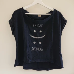  - Marinblå Tröja från Hollister i storlek XS. Mycket gott skick! Lite oversized. 