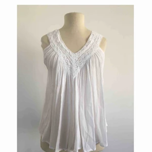  - Topp med broderi och fint fall.  Märke: Ajlajk. Storlek: M. Skick: Mycket gott. Aldrig använd. Pris: 50 kronor eller bud. Frakt: Betalas av köparen.